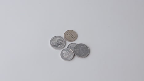 Hand-Legt-Indonesische-Rupien-Münzen-Auf-Die-Oberfläche