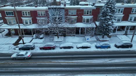 Toma-Aérea-De-Tráfico-En-Una-Carretera-De-Invierno-Fangosa