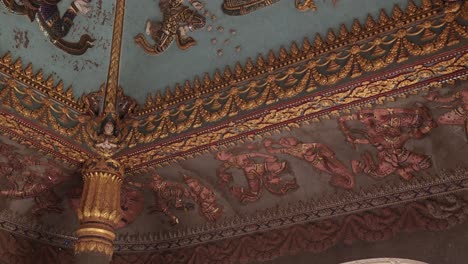 Farbenfrohe-Religiöse-Malereien-Und-Schnitzereien-An-Der-Innenseite-Des-Torbogens-Des-Patuxai-Siegesdenkmals-Im-Zentrum-Von-Vientiane,-Laos