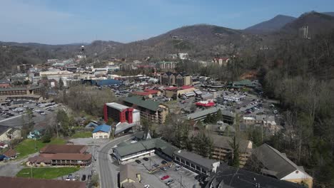 Vista-Aérea-De-Gatlinburg,-Tennessee-Durante-Un-Soleado-Día-De-Primavera