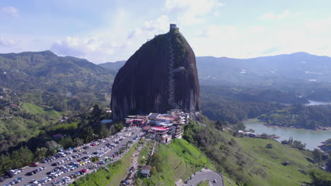 El-Peñol,-Roca-La-Piedra-En-El-Paisaje-De-La-Región-De-Guatape,-Vista-Aérea-Del-Monumento,-Colinas-Y-Lago-En-Un-Día-Soleado,-Colombia