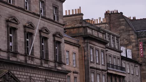 Toma-Larga-Y-Detallada-De-Edificios-En-Edimburgo,-Escocia.