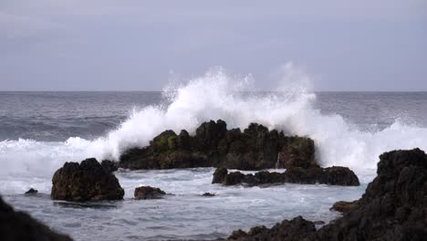 Paisaje-Escénico-De-Olas-Del-Océano-Rompiendo-En-Rocas,-Cámara-Lenta