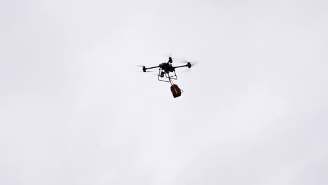 Entrega-Industrial-Transporte-De-Drones-Bolsa-De-Emergencia-Médica-Pesada-En-El-Cielo-Brillante