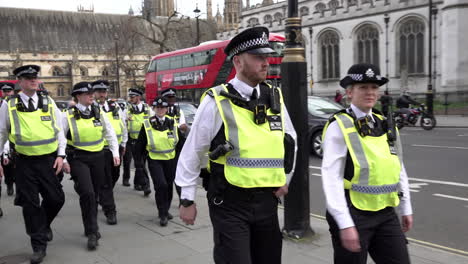 Eine-Einheit-Der-Metropolitan-Police-Marschiert-Während-Der-Proteste-Zum-Al-Quds-Tag-Auf-Dem-Parlamentsplatz-Ein,-Um-Eine-Absperrung-Zwischen-Zwei-Rivalisierenden-Bevölkerungsgruppen-Zu-Bilden