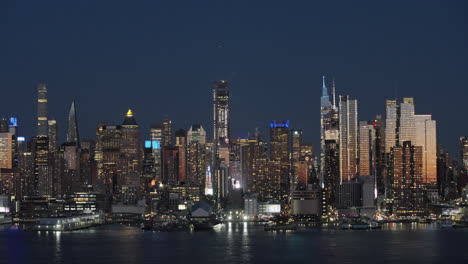 Pan-of-Buildings-of-Manhattan,-New-York-City,-at-Night