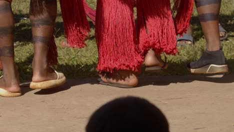 Nahaufnahme-Der-Indigenen-Tanzschritte-In-Traditioneller-Kleidung