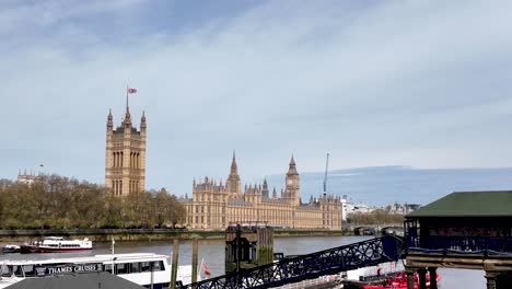 Las-Casas-Del-Parlamento-Y-El-Big-Ben-Vistos-Desde-Albert-Embankment-En-El-Río-Támesis,-Londres,-Reino-Unido.