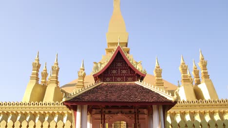 Pequeño-Templo-Budista-Frente-Al-Templo-De-La-Estupa-Dorada-Pha-That-Luang-En-Vientiane,-Laos