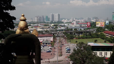 Malerische-Aussicht-Auf-Die-Skyline-Von-Kuala-Lumpur-Und-Die-Murugan-Statue-Von-Der-Spitze-Der-Treppe-Der-Batu-Höhlen