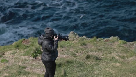 Statische-Aufnahme-Eines-Naturfotografen,-Der-Papageientaucher-Auf-Der-Insel-Lunga-Fotografiert
