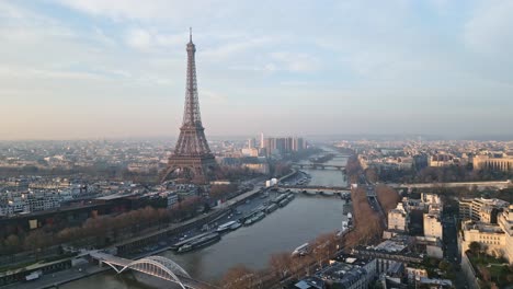 Tour-Por-La-Torre-Eiffel-Y-El-Río-Sena,-París-En-Francia