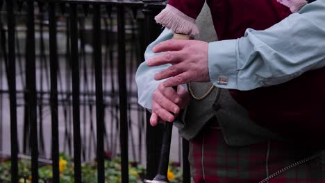 Primer-Plano-Detallado-De-Gaitas-Tocadas-Por-Un-Artista-Callejero,-Edimburgo,-Escocia