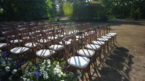 Elegantes-Sillas-Adornadas-Con-Adornos-Florales-Están-Dispuestas-Para-La-Recepción-De-La-Boda