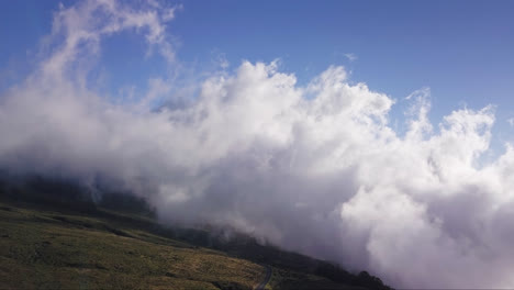 Stratuswolken-Sammeln-Dicke,-Flauschige-Weiße-Formen,-Die-Von-Den-Hängen-Des-Haleakala-Aufsteigen