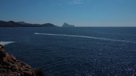 Una-Hermosa-Vista-Del-Mar-De-Ibiza