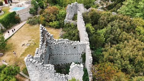 Kemer,-Turquía-20-De-Abril-De-2024:-Vista-Aérea-De-Las-Ruinas-Del-Antiguo-Castillo-Romano-De-Kadrema-Ubicado-En-El-Pueblo-De-Gedelme-Y-La-Cresta-De-La-Montaña-Al-Fondo