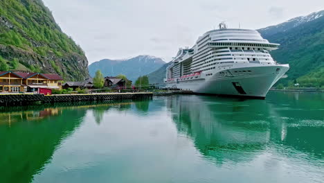 Crucero-De-Lujo-En-El-Puerto-De-Flam,-En-El-Oeste-De-Noruega.