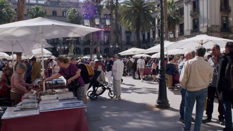 Geschäftige-Marktstraße-In-Barcelona-Mit-Einheimischen-Und-Touristen-Unter-Sonnenschirmen