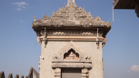 Detaillierte-Türme-Auf-Dem-Dach-Des-Patuxai-Siegesdenkmals-Im-Zentrum-Von-Vientiane,-Laos