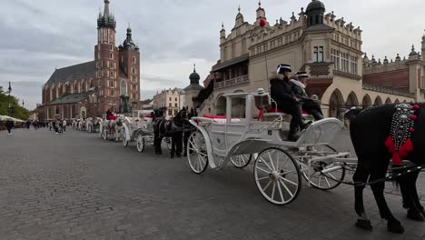 Carruajes-Tirados-Por-Caballos-Que-Transportan-Turistas-En-Cracovia