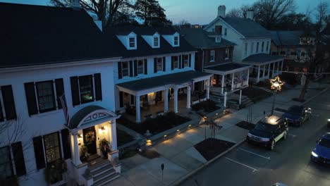 Amerikanische-Hauptstraße-Stadthäuser-Mit-Weihnachtsstern-Auf-Laternenpfahl