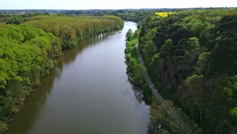 Mayenne-Flussüberquerung,-Französische-Landschaft,-Frankreich.-Luftaufnahme-Nach-Vorn