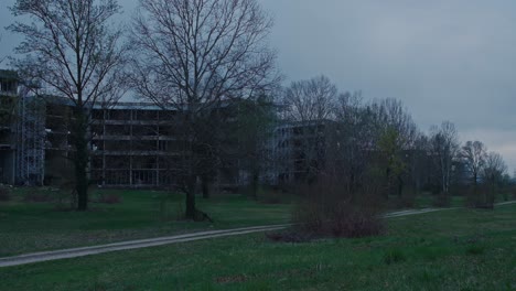 La-Fachada-Del-Hospital-Abandonado-Se-Cierne-Sobre-El-Verdor-De-Zagreb,-Croacia