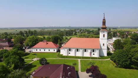 Vista-Aérea-De-La-Iglesia-Parroquial-Reformada-Y-La-Oficina-Del-Alcalde-En-Szalkszentmarton,-Hungría