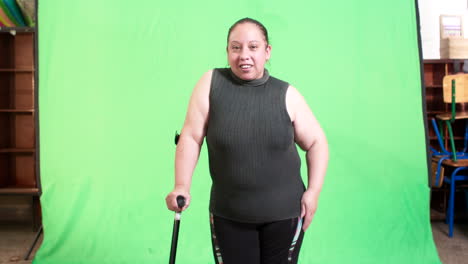 Plano-General-De-Una-Mujer-Discapacitada-Con-Bastón