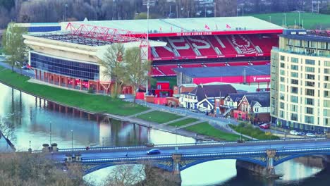 Vista-Ampliada-Con-Drones-Del-Ultramoderno-Estadio-De-Fútbol-De-Nottingham-Forest-En-El-Reino-Unido