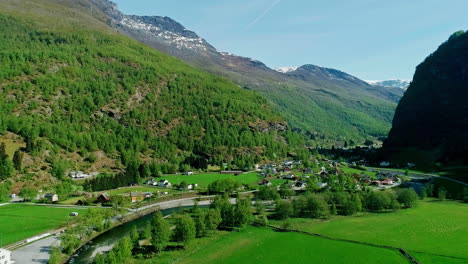 Vista-Aérea-De-Drones-De-Una-Ciudad-Idílica-En-Medio-De-Un-Valle-Verde