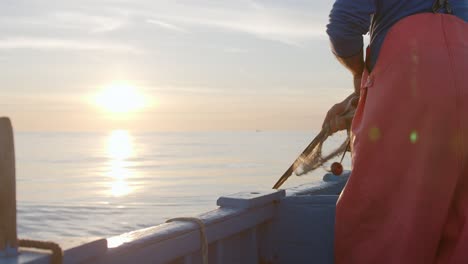 Pescador-En-Barco-Al-Amanecer-Con-Salida-Del-Sol-Sobre-El-Océano