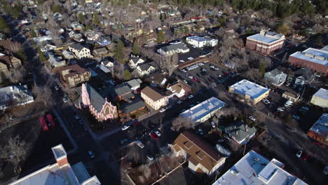 Kirche-Der-Geburt-Der-Heiligen-Jungfrau-Maria-In-Der-Innenstadt-Von-Flagstaff,-Arizona,-USA,-Drohnen-Luftbild