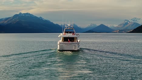 Rückansicht-Eines-Yachtausflugsboots-Im-Lake-Wakatipu-In-Der-Abenddämmerung