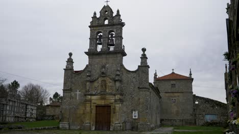 Fachada-De-La-Iglesia-De-Santiago-Do-Anllo,-San-Amaro,-Ourense,-España