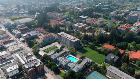 Amplia-Vista-Aérea-Del-Campus-De-UC-Berkeley-Y-Sus-Alrededores.