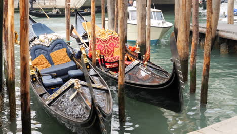 Primer-Plano-De-Un-Alto-ángulo-De-Dos-Góndolas-Ancladas-En-El-Muelle-De-Venecia,-Italia