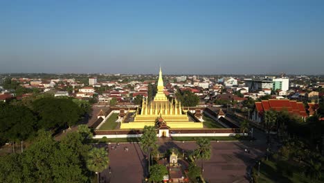 Toma-Aérea-De-Un-Dron-De-La-Estupa-Dorada-De-Phha-That-Luang-En-Vientiane,-Laos