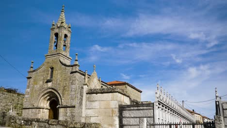 Kirche-San-Tomé-De-Morgade,-Xinzo-De-Limia,-Ourense,-Galizien,-Spanien---Panoramablick