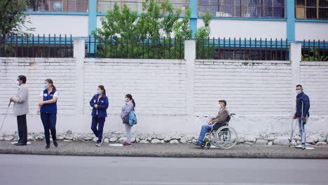 Plano-Amplio-De-Personas-Discapacitadas-En-Línea-Con-La-Distancia