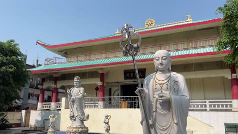 Statuen-Eines-Mönches-Vor-Einem-Kloster-In-Gaya,-Indien-An-Einem-Sommernachmittag