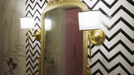 Un-Espejo-Sofisticado-Exhibido-Dentro-De-Una-Habitación-Lujosa:-Primer-Plano