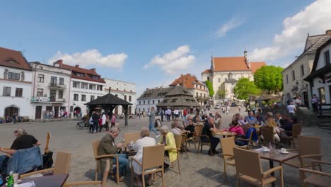 Tourists-Enjoying-Beautiful-Day-In-Kazimierz-Dolny,-Poland---Slow-Motion