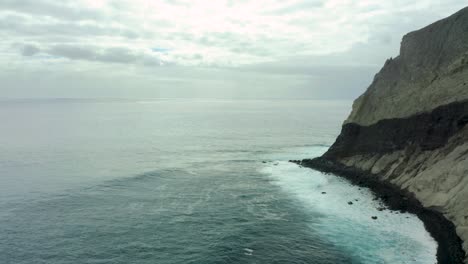 Escarpados-Acantilados-Rocosos-Caen-En-Aguas-Costeras-En-Un-Día-Nublado,-Islas-San-Benedicto-Revillagigedo-México