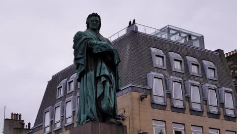 Toma-Detallada-De-La-Estatua-Del-Dr.-Thomas-Chalmers,-Edimburgo,-Escocia.