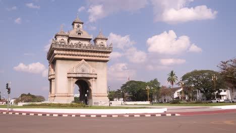 Tráfico-Corriendo-Por-El-Monumento-A-La-Victoria-De-Patuxai-En-El-Centro-De-Vientiane,-Laos.