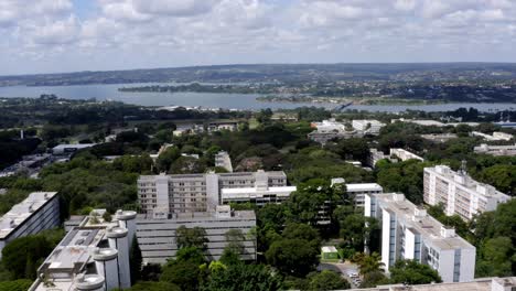 Sobre-La-Ciudad-De-Brasilia,-Más-Allá-De-Edificios-Y-áreas-Verdes,-Lago-Paranoá,-Aéreo