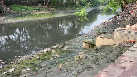 Profilansicht-Des-Verschmutzten-Adi-Ganga-In-Kalkutta,-Indien