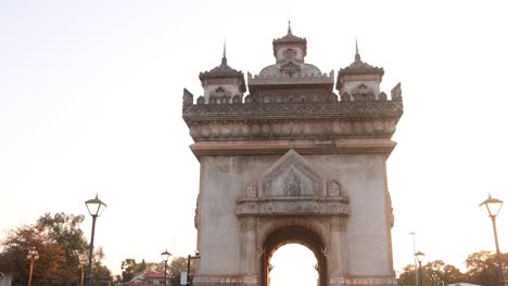 Puesta-De-Sol-Detrás-Del-Monumento-A-La-Victoria-De-Patuxai-En-El-Centro-De-Vientiane,-Laos.